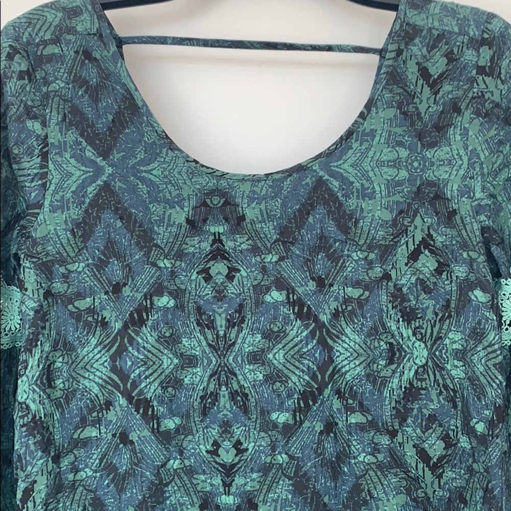 SUN & SHADOW Print Bell Sleeve Shift Dress - Picture 5 of 11